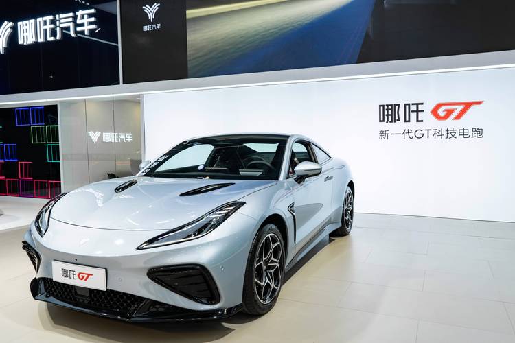 深圳102哪吒汽车在智能汽车领域的表现，领途汽车在新能源汽车市场中的影响力